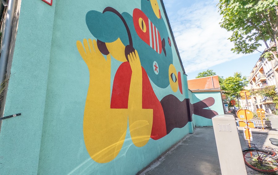 Street art door Lucia Biancala, hoek Kroonstraat met Borgerhoutsestraat.